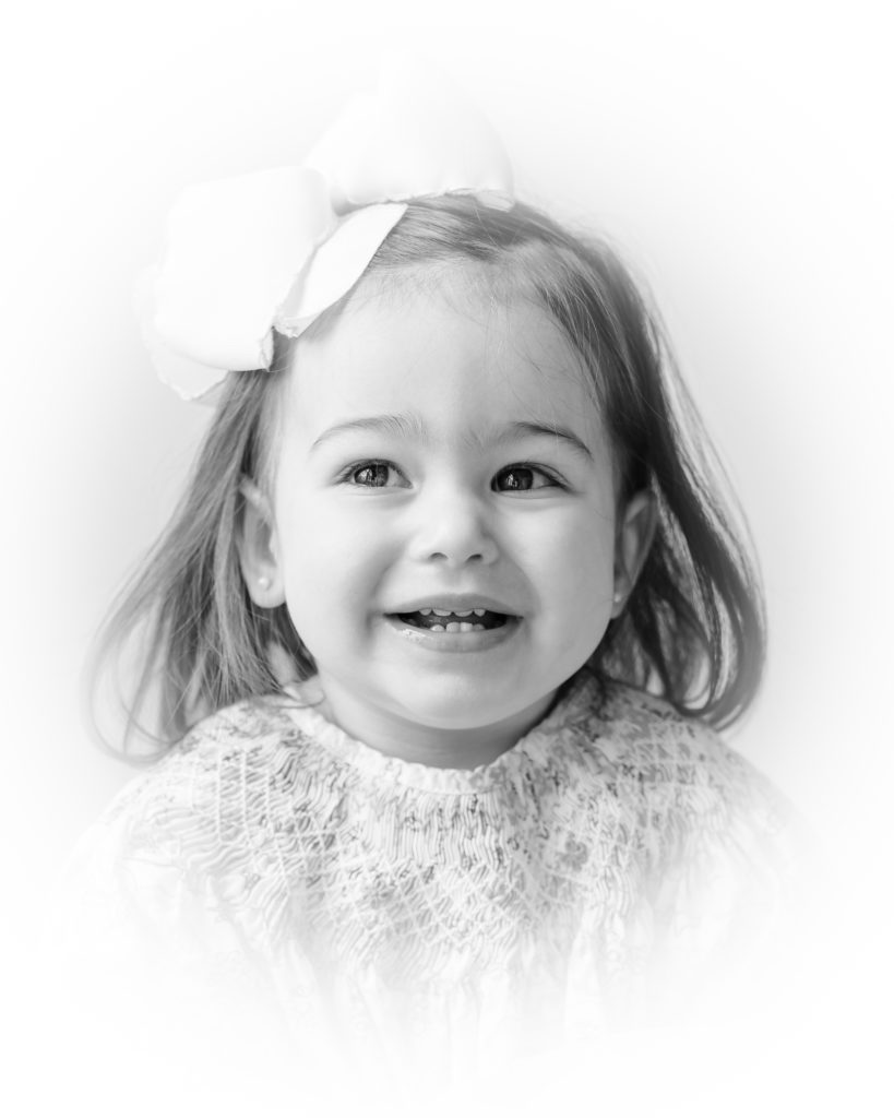 Heirloom-vingette-portrait-little-girl-black-and-white-vingette