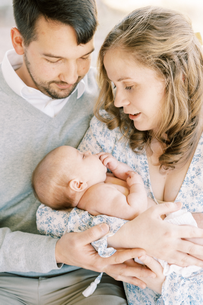 newborn-photographer-baby-picture-with-mom-and-dad